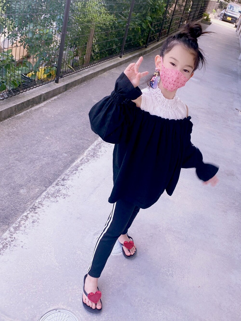 「ブラックコーデ、スウェットパンツ、沖縄、娘コーデ、やっぱりかわいい、親バカ、ID親子共有」｜「sospitaのアイテム（トップス、ブラック系）」を使った、JJさん（キッズ・125cm）の秋コーディネートの1枚目の写真