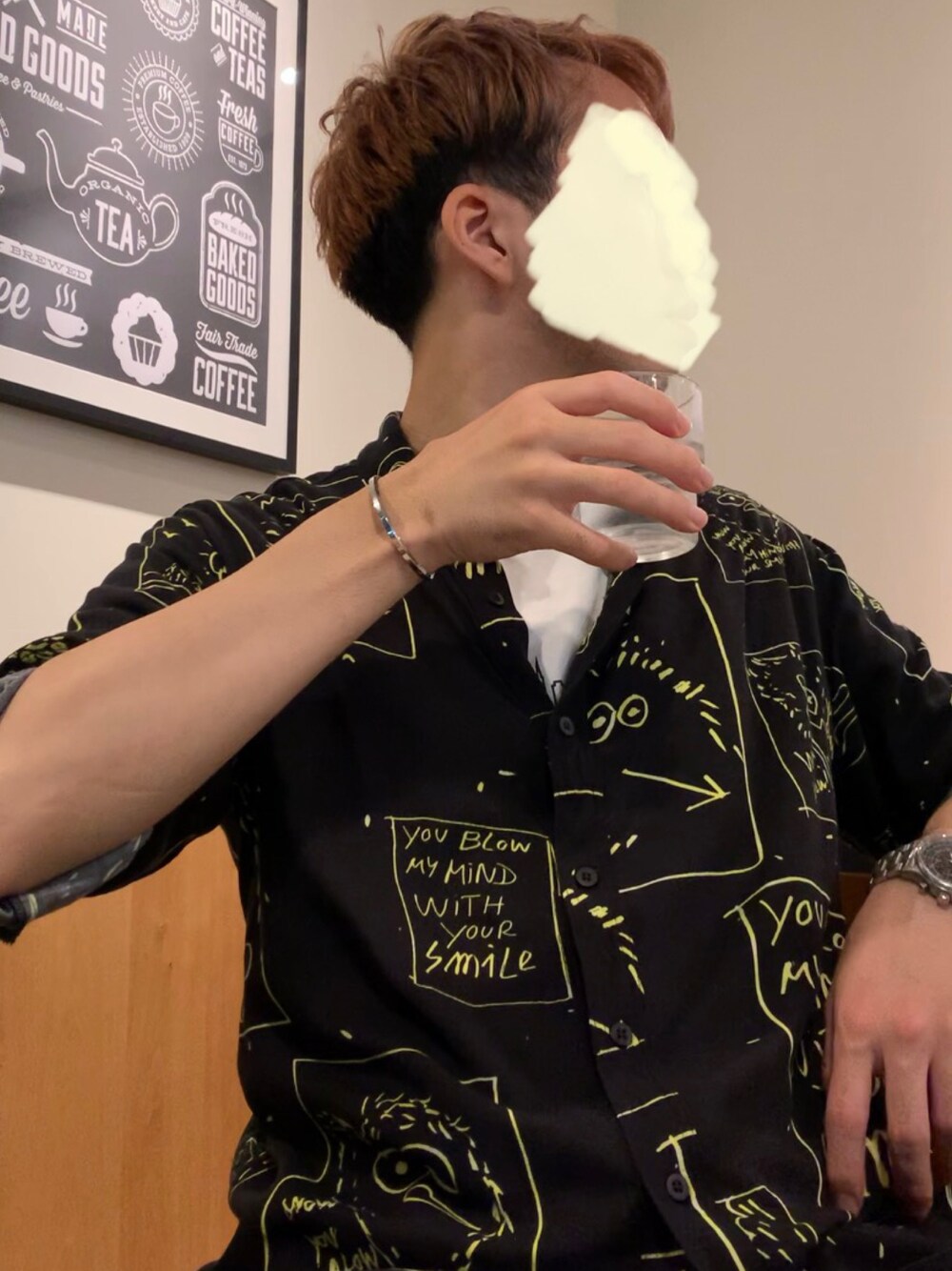 「カフェ、黒コーデ、黒シャツ、派手、Desigual、Daniel Wellington、夜、メンズファッション、リラックススタイル、シルバーアクセサリー」｜「Desigualのコントラスト&プリント シャツ（シャツ/ブラウス、ブラック系）」を使った、koyamaruさん（メンズ・173cm）の夏コーディネートの1枚目の写真