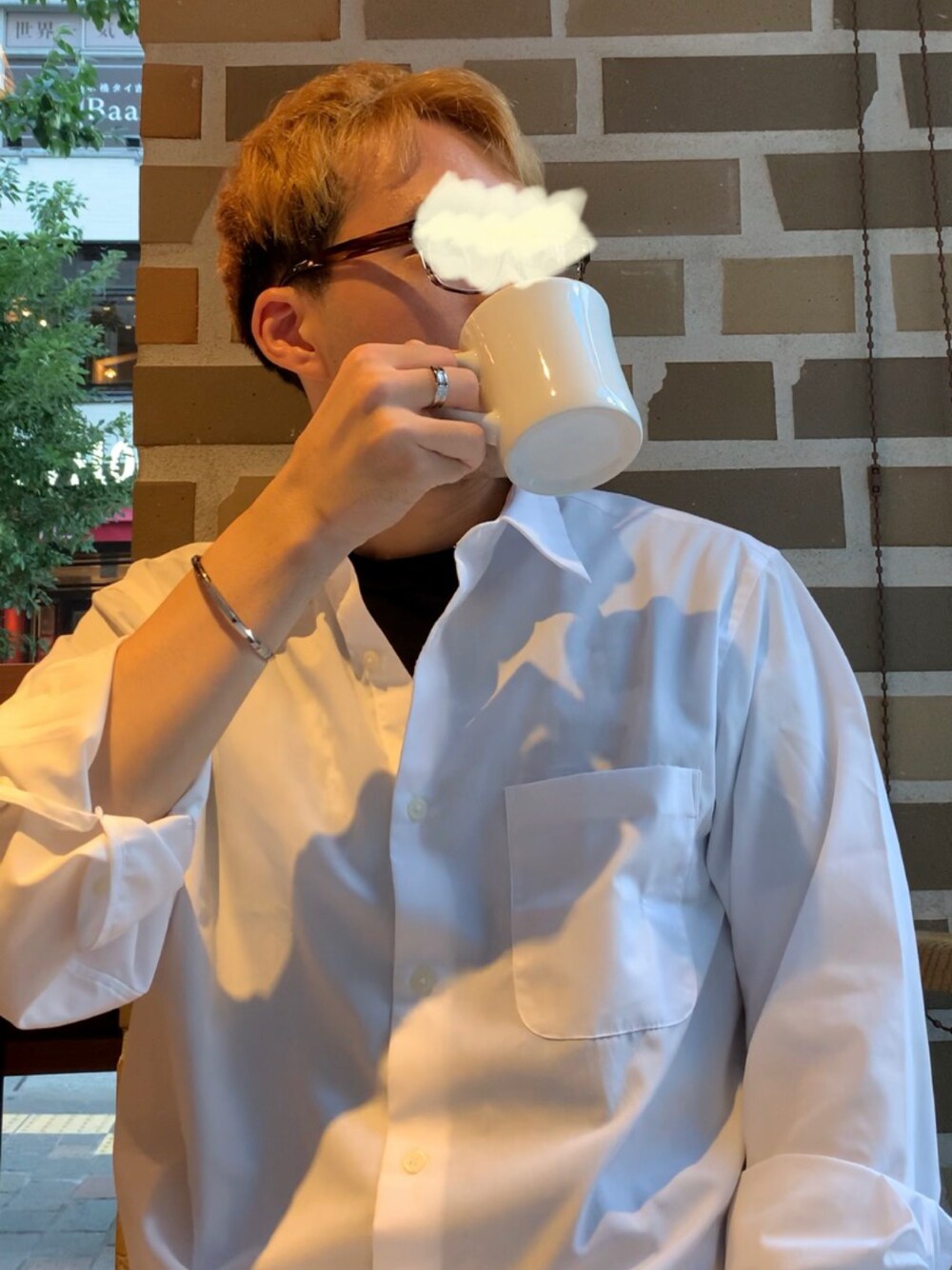 「夏コーデ、白シャツ、腕まくり、シルバーアクセサリー、GU、長袖シャツ、ダニエルウェリントン、Daniel Wellington、カフェ」｜「GUのアイテム（シャツ/ブラウス、ホワイト系）」を使った、koyamaruさん（メンズ・173cm）の夏コーディネートの1枚目の写真