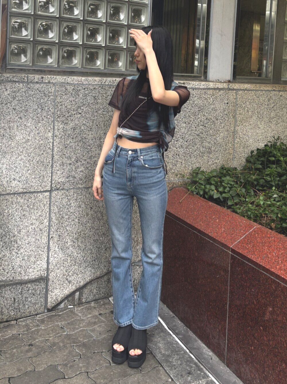 ブラック系のサンダル、ブラック系のショルダーバッグ、その他のTシャツ/カットソーを着用したレディースの春コーディネートの1枚目の写真