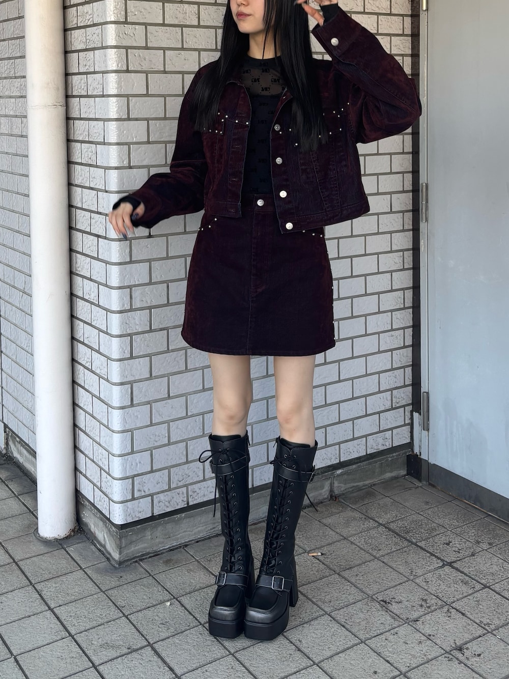 レッド系のデニムジャケット、ブラック系のTシャツ/カットソー、レッド系のスカートを着用したレディースの夏コーディネートの1枚目の写真