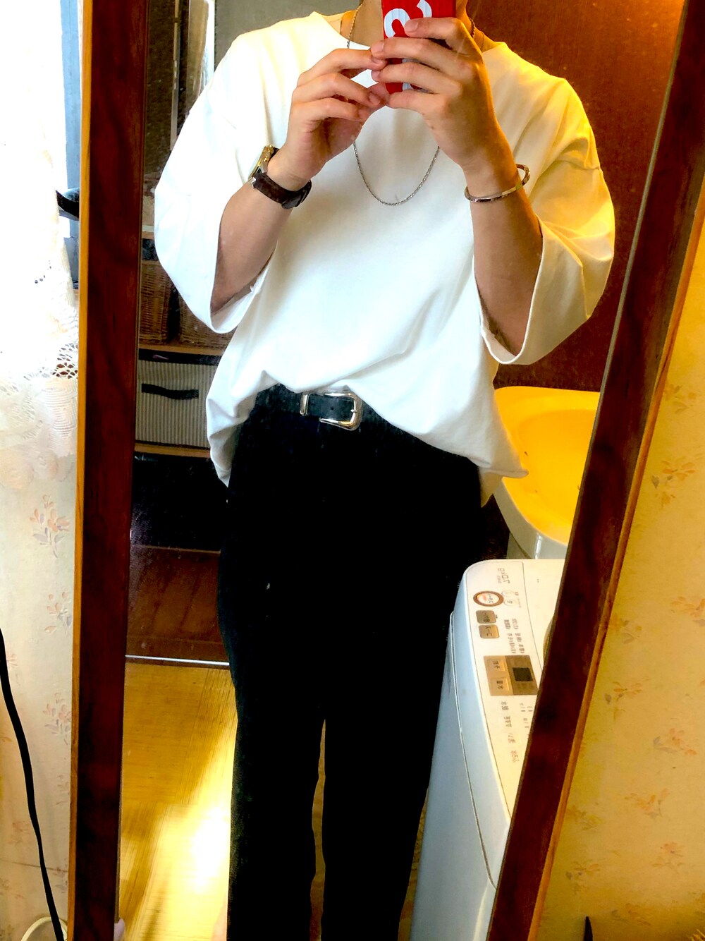 ブラック系のスラックス、ホワイト系のTシャツ/カットソー、シルバー系のネックレスを着用したメンズの夏コーディネートの1枚目の写真