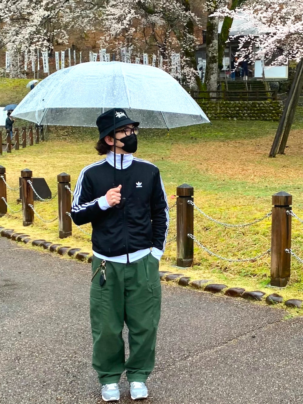 「メンズファッション、休日スタイル、バケットハット、adidas、トラックジャケット」｜「STUSSYのStock Bucket Hat（ハット、ブラック系）」を使った、Ð@ḯşʊḱεさん（メンズ・174cm）の春コーディネートの1枚目の写真