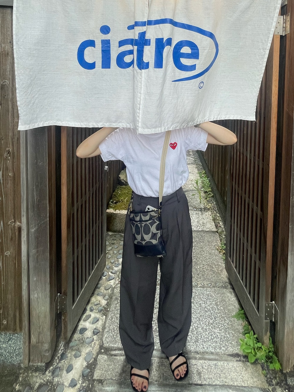 「夏コーデ、オトナカジュアル、ラクチンコーデ、きれいめカジュアル、ショルダーバッグ、コムデギャルソン、Tシャツ、スラックス、パンツスタイル」｜「moment+のセンタープレスハイウエストツータックスラックスセミワイドパンツ（スラックス、グレー系）」を使った、Broccoliさん（レディース・158cm）の夏コーディネートの1枚目の写真