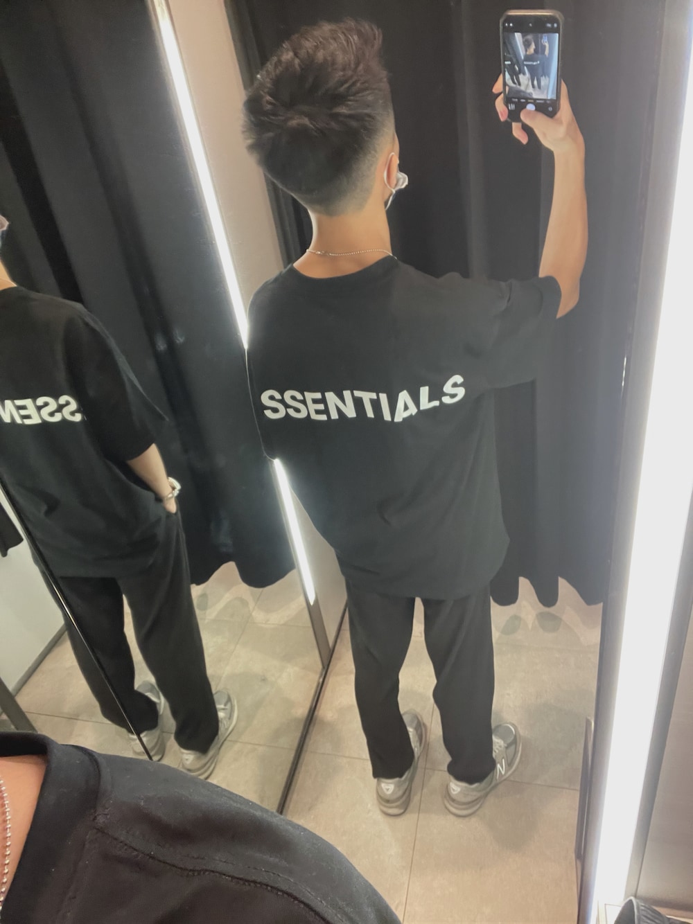 「990v5、ESSENTIALS、ZARA、ZARA MAN、ootd」｜「FOG ESSENTIALSのアイテム（Tシャツ/カットソー、ブラック系）」を使った、jsnnさん（メンズ・165cm）の秋コーディネートの1枚目の写真