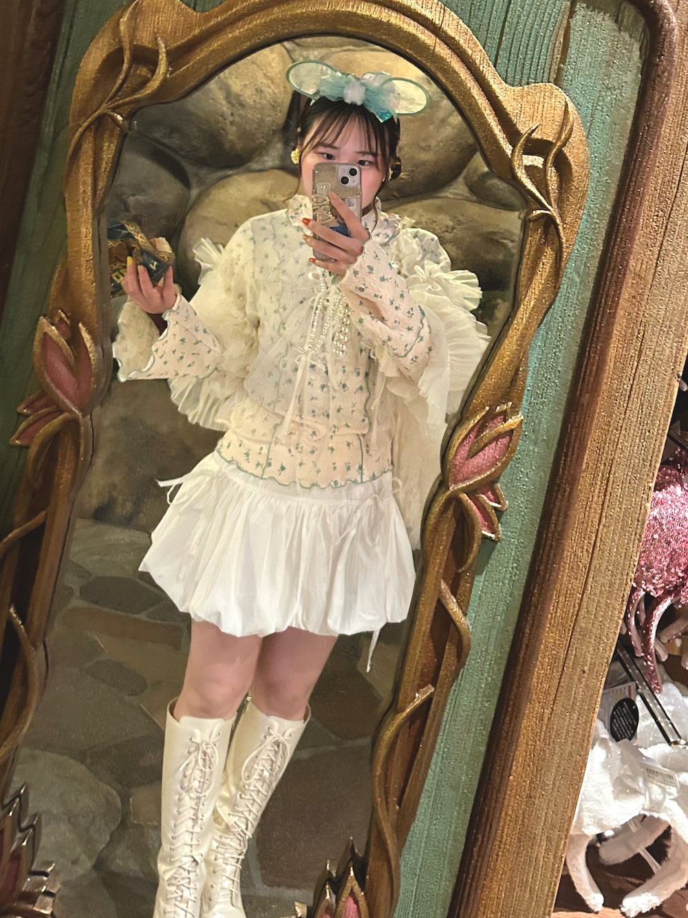 「春めき満開コーデ、チュール、春服、おでかけコーデ、プチプラ、ディズニーコーデ、ティンカーベル、ファンタジースプリングス、ガーリー、いいね&フォロー よろしくお願いします☺︎、おしゃれさんと繋がりたい」｜「kutirの【クティールとレトロ】花柄フレアスリーブメロータートル（Tシャツ/カットソー、グリーン系）」を使った、にじちゃんさん（レディース・158cm）の春コーディネートの1枚目の写真
