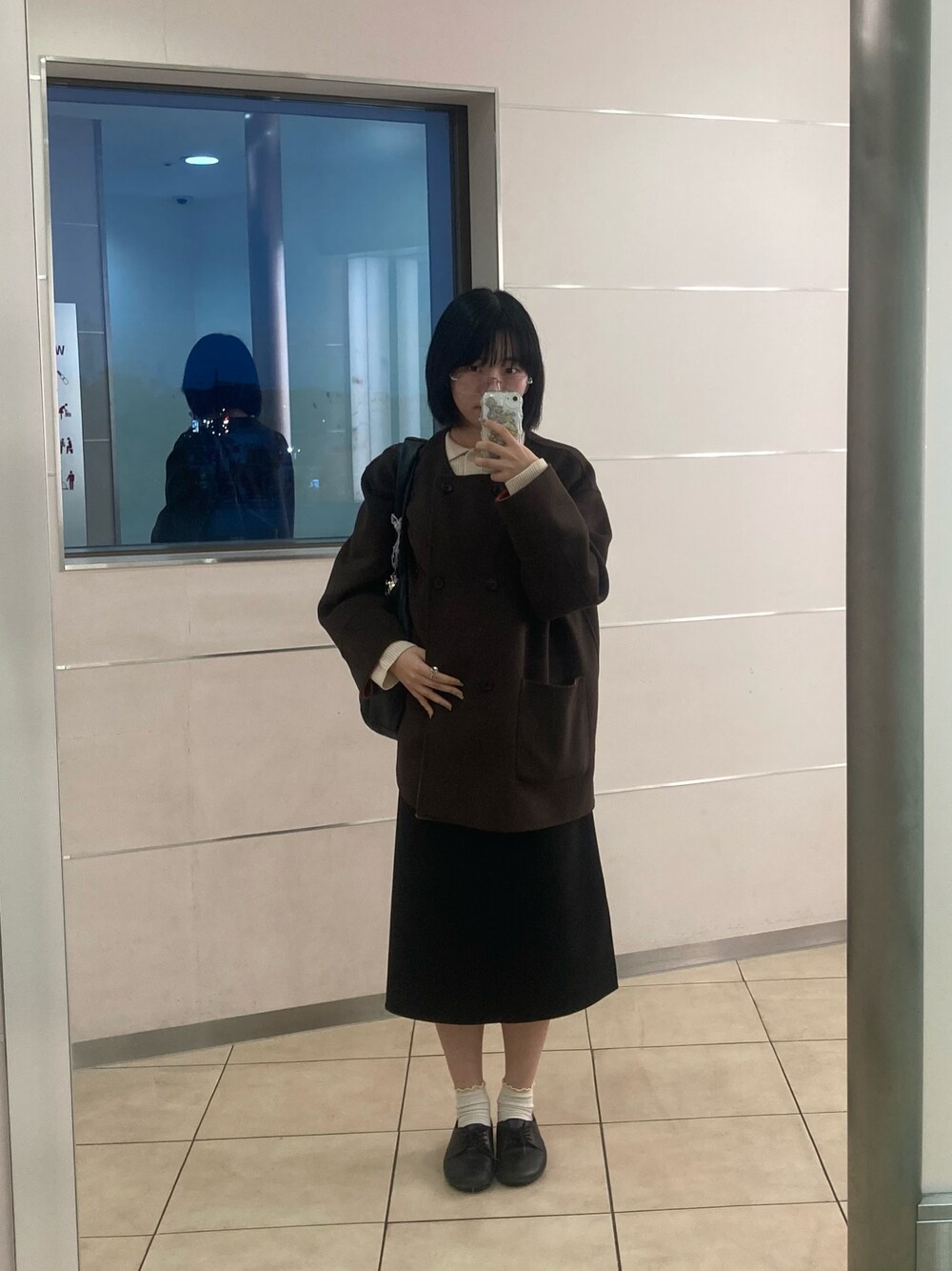 「JOURNAL STANDARD relumeの《追加》リバーシブルノーカラーショートコート（ノーカラーコート、ブラウン系）」を使った、unaさん（骨格ナチュラル・レディース・162cm）の春コーディネートの1枚目の写真