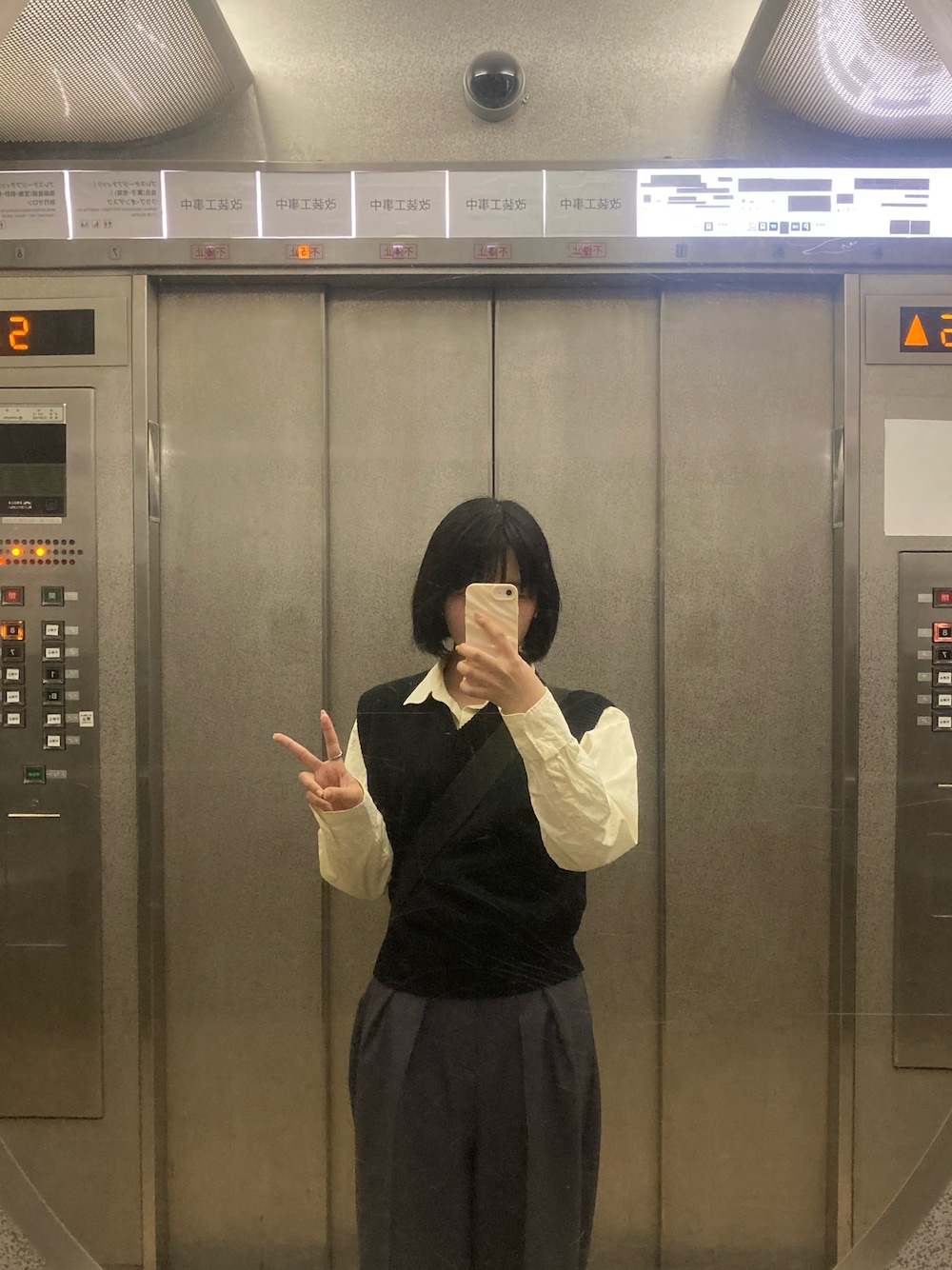 「classicalelfの春のマストアイテム！さらっと美脚。細見え2インタックハイウエストワイドスラックスパンツ（スラックス、グレー系）」を使った、unaさん（骨格ナチュラル・レディース・162cm）の春コーディネートの1枚目の写真
