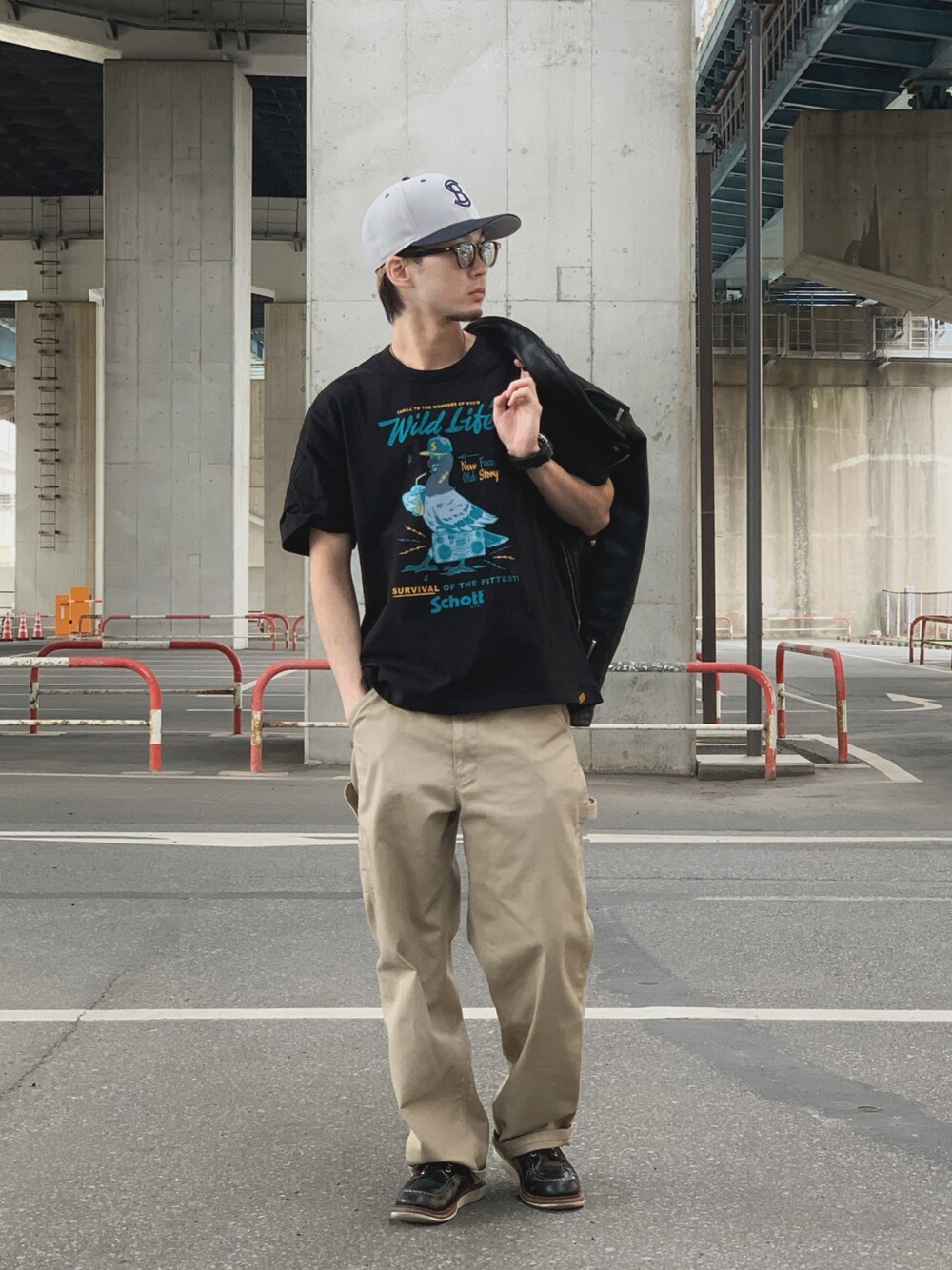 「SCHOTT、夏コーデ、大人カジュアル、革靴、RED WING、NEW ERA、キャップ、ベージュ、メガネ男子、ペインターパンツ」｜「schottのPIGEON BASEBALL T-SHIRT/ピジョン ベースボール Tシャツ（Tシャツ/カットソー、ブラック系）」を使った、DAISUKEさん（メンズ・169cm）の夏コーディネートの1枚目の写真