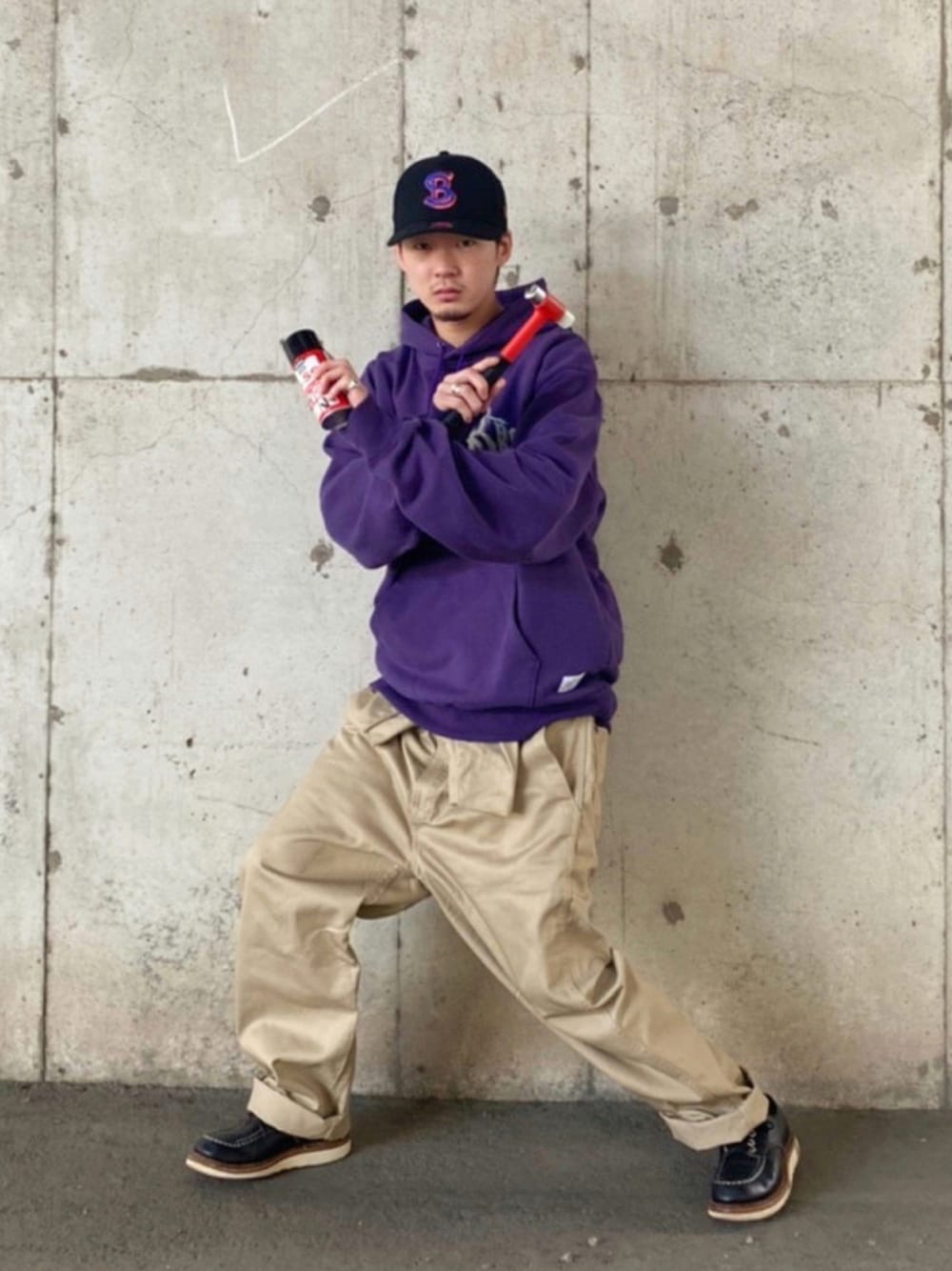 「ブーツ、ベージュ、キャップ、パーカー、秋のコーデ、SCHOTT、つなぎ、ワークスタイル、カジュアルコーデ、おしゃれさんと繋がりたい」｜「schottのSchott×NEWERA/ショット×ニューエラ/9FIFTY LP SNAP BACK CAP TYPE 'SB'/ ロープロファイル SBキャップ（キャップ、ブラック系）」を使った、DAISUKEさん（メンズ・169cm）の秋コーディネートの1枚目の写真