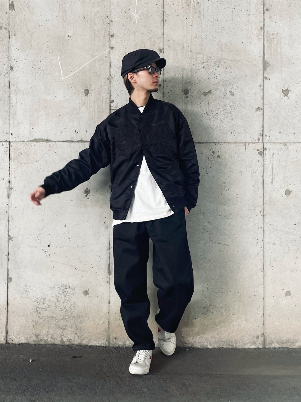 「SCHOTT、レイヤードスタイル、白スニーカー、春コーデ、シェフパンツ、モノトーンコーデ、キャスケット、コンバース、シンプルコーデ、スタジャン、サングラス」｜「schottのSCHOTT-NYLON VARSITY JACKET/ショット ナイロン バーシティジャケット（スタジャン、ブラック系）」を使った、DAISUKEさん（メンズ・169cm）の春コーディネートの1枚目の写真