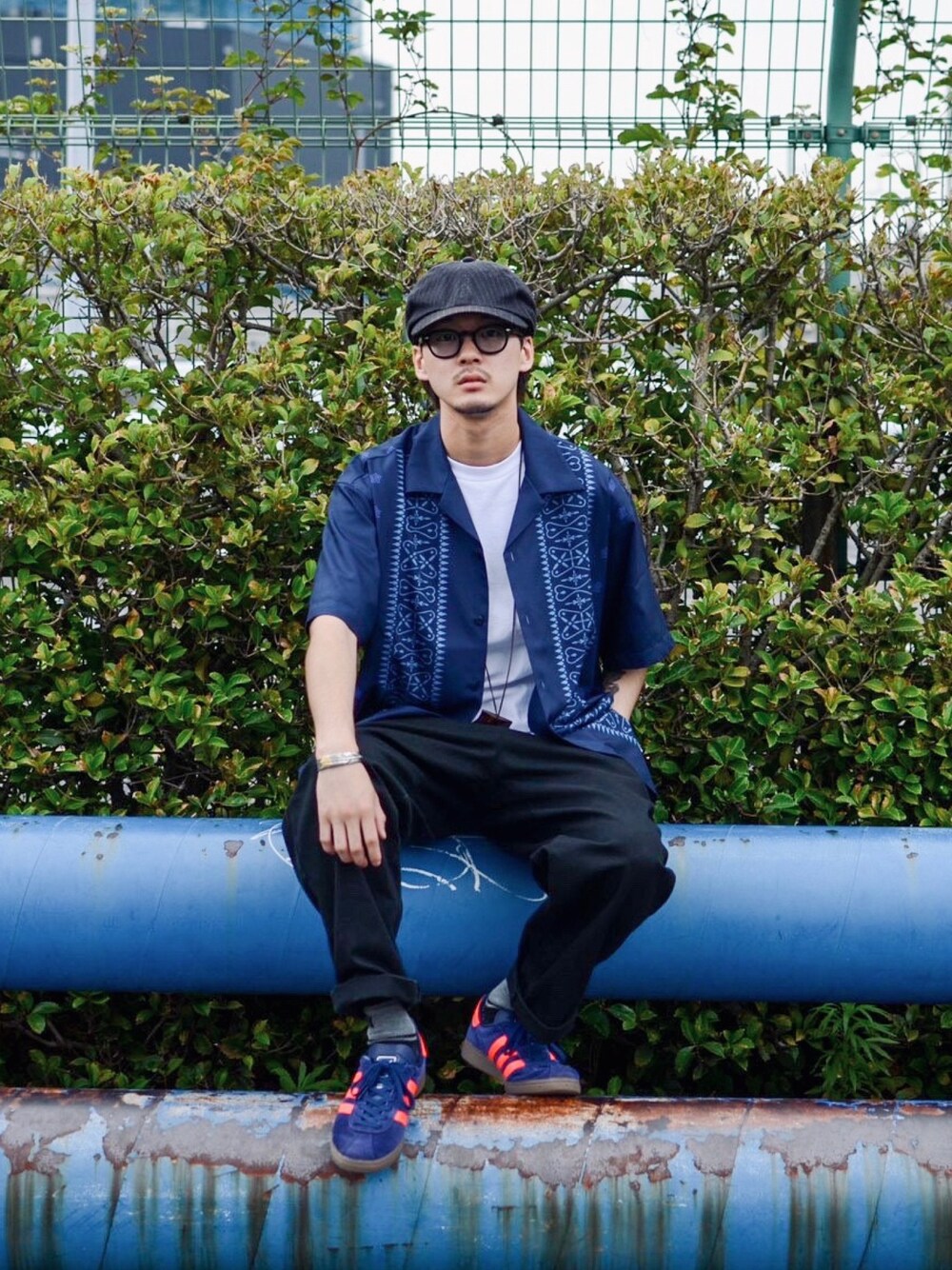 ブルー系のシャツ/ブラウス、ブラック系のチノパンツを着用したメンズの夏コーディネートの1枚目の写真