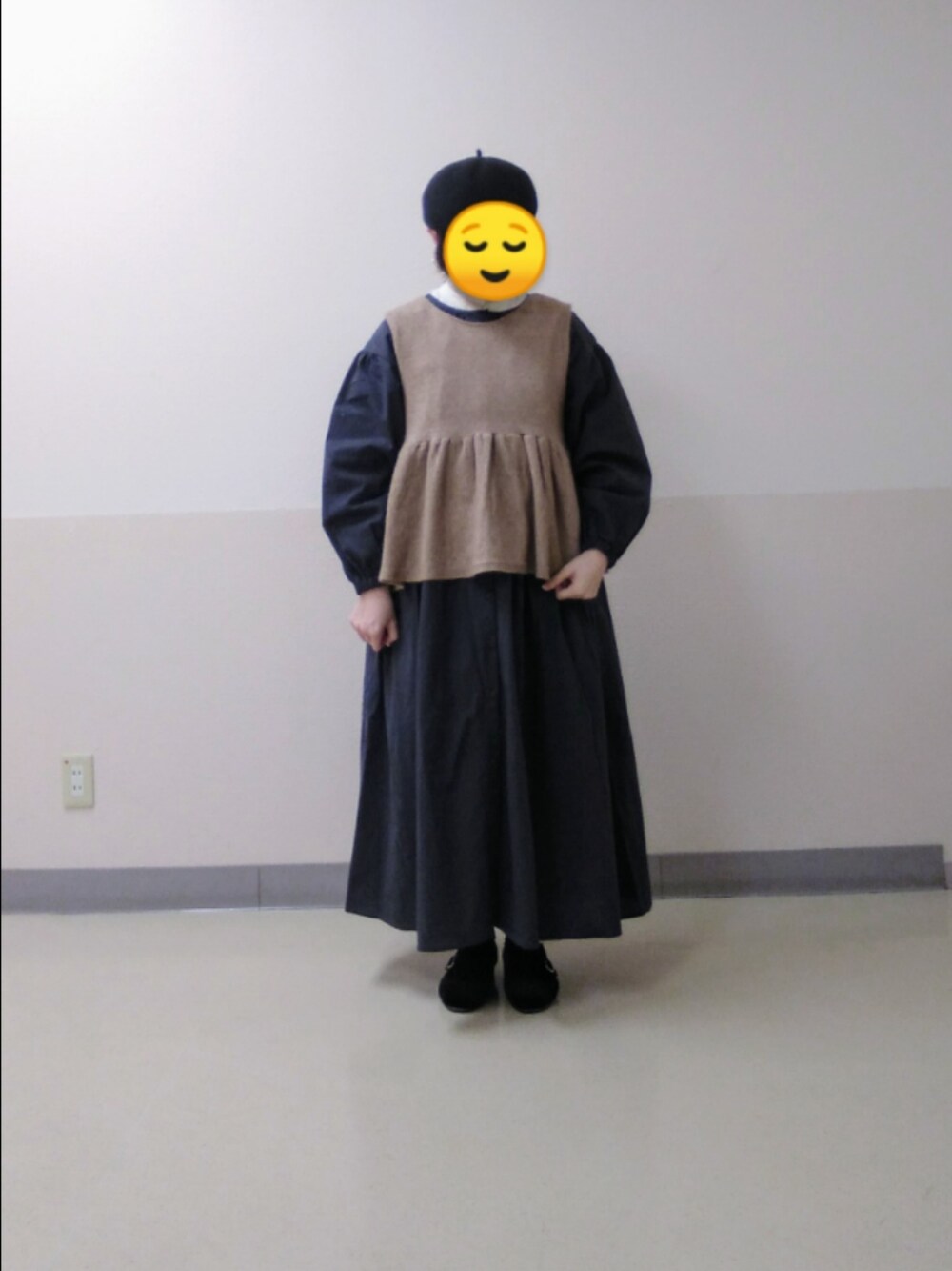 「サマンサ モスモス(Samansa Mos2)、SM2、低身長女子、シンプルコーデ、オトナ女子、お出かけコーデ、ワンピーススタイル、オトナカワイイ、ニットベスト×ワンピース」｜「Samansa Mos2の【S/Mサイズ】リボン付き柄アソート前後2WAYワンピース（ワンピース、グレー系）」を使った、は せ が わさん（レディース・153cm）の冬コーディネートの1枚目の写真