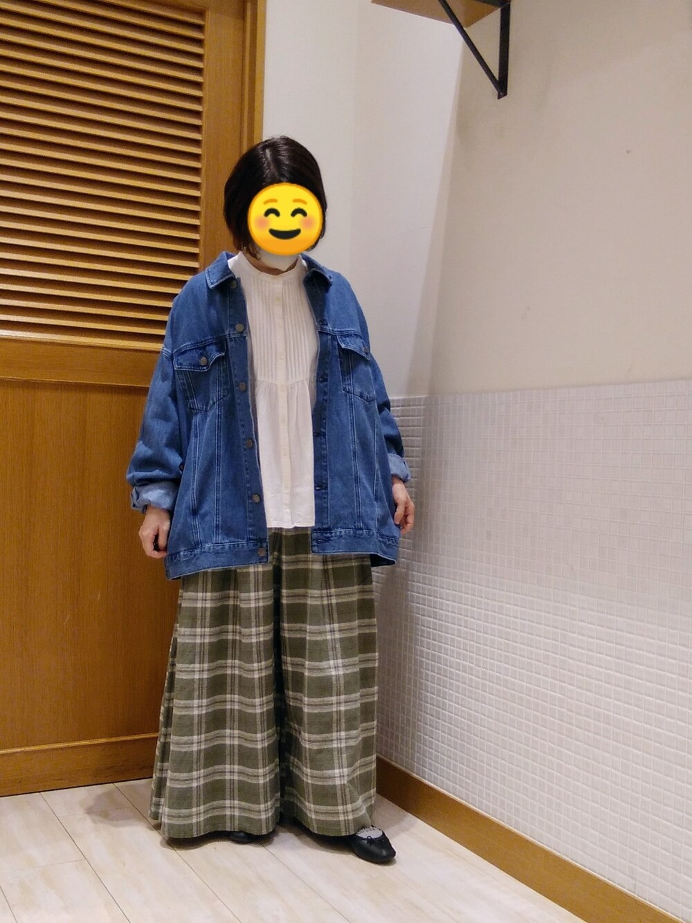 ブルー系のデニムジャケット、グリーン系のその他パンツを着用したレディースの秋コーディネートの1枚目の写真