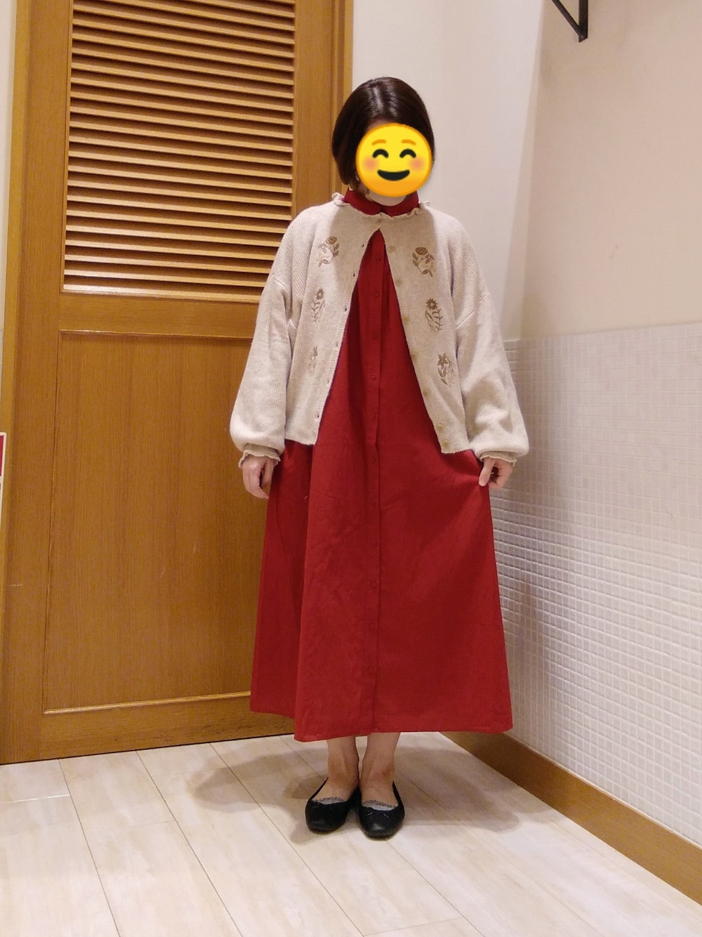 ベージュ系のカーディガン/ボレロ、レッド系のワンピースを着用したレディースの秋コーディネートの1枚目の写真