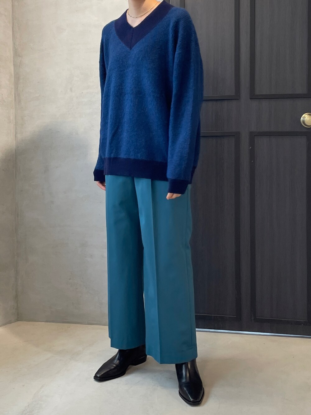 ブルー系のニット/セーター、グリーン系のその他パンツを着用したレディースの秋コーディネートの1枚目の写真