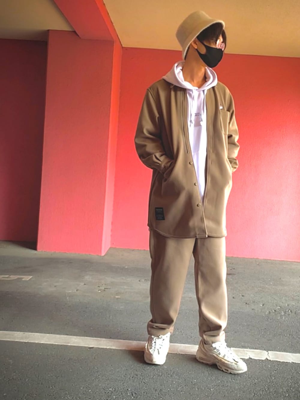 「KONGOL、GU×UNDERCOVER、NIKE、エアマックス95、AIR MAX95、ギャルソン95」｜「KANGOLのKANGOL/カンゴール　Furgora Bucket（ハット、ホワイト系）」を使った、みなみちゃんさん（メンズ・179cm）の秋コーディネートの1枚目の写真