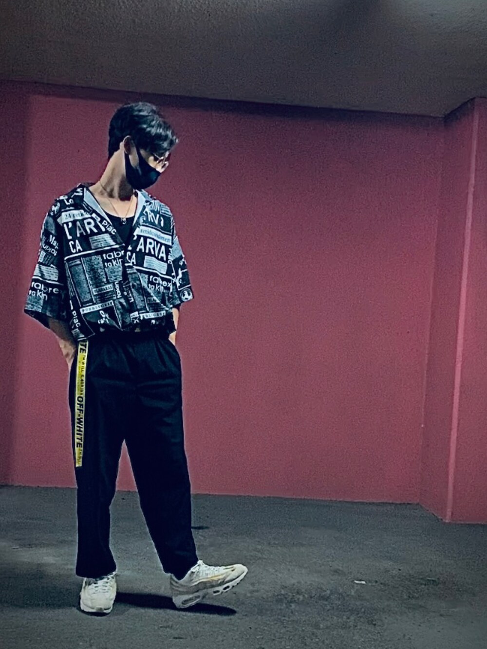 「モードストリート、ブラックコーデ、NIKE、エアマックス95、OFF-WHITE、ギャルソン95、コムデギャルソン、COMME des GARCONS」｜「off whiteのアイテム（ベルト、イエロー系）」を使った、みなみちゃんさん（メンズ・179cm）の秋コーディネートの1枚目の写真