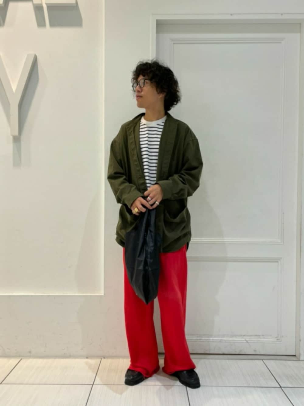 「BCSTOCK、B.C STOCK、ミリタリー、ストリート、レッドパンツ、カーキシャツ」｜「B.C STOCKの大容量ポケットシャツコート。手ぶらで外出できる収容力を持ち着るバックがコンセプトのデザイン。（シャツ/ブラウス、グリーン系）」を使った、jjjonojjjさん（メンズ・170cm）の秋コーディネートの1枚目の写真