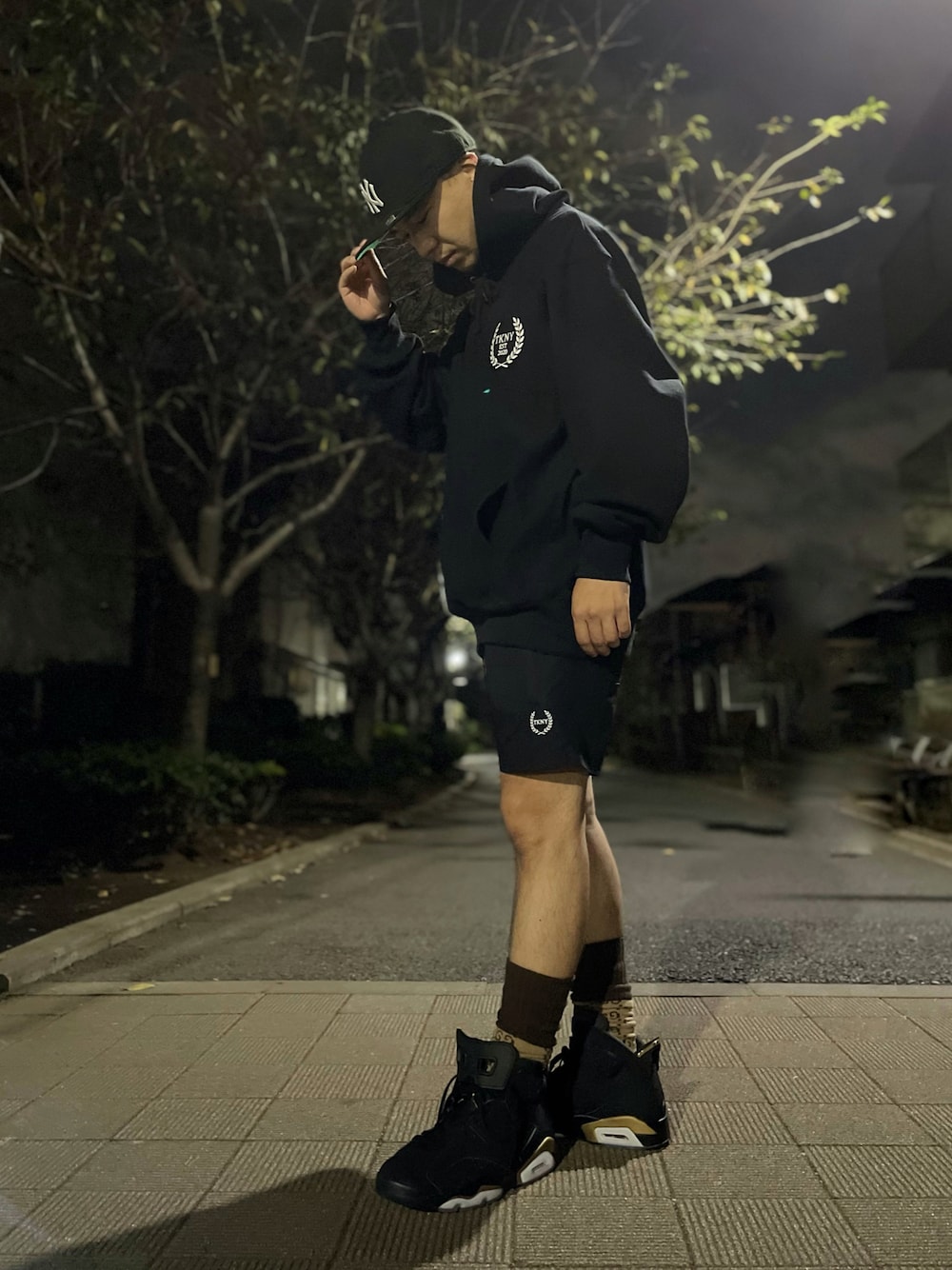 「おしゃれさんと繋がりたい、秋、シンプルスタイル、モノトーンコーデ、秋コーデ、大人カジュアル、パーカー、NEW ERA、jordan6、GUCCI」｜「AIR JORDANのアイテム（スニーカー、ブラック系）」を使った、ともさん（メンズ・168cm）の秋コーディネートの1枚目の写真