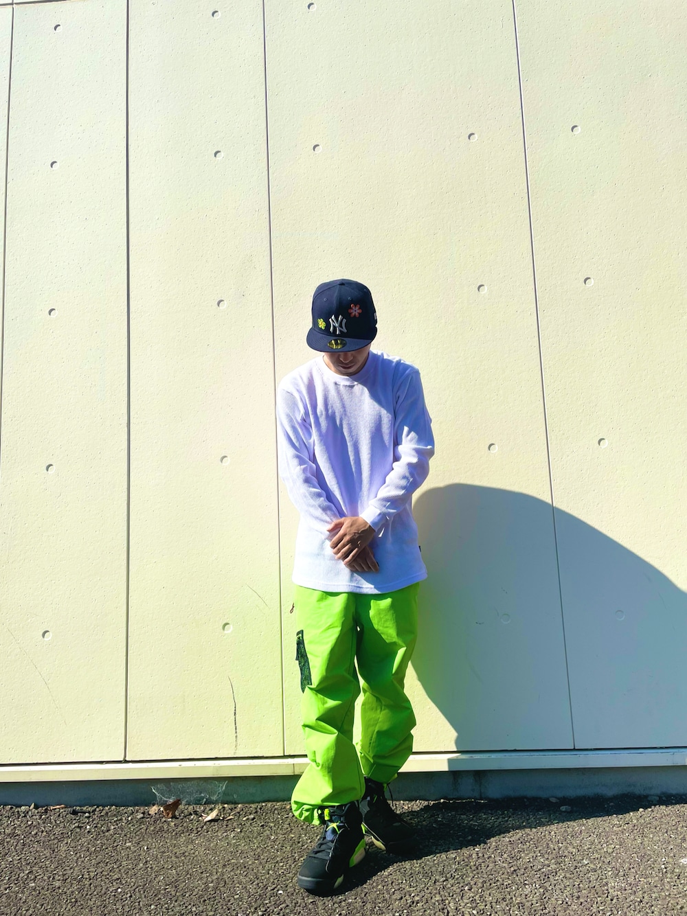 「カジュアルコーデ、秋冬コーデ、秋、おしゃれさんと繋がりたい、ストリートMIX、秋コーデ、今日のコーデ、jordan6、Supreme x NIKE、supreme、PROCLUB、NEW ERA、海外系ファッション」｜「Supreme のアイテム（パンツ、グリーン系）」を使った、ともさん（メンズ・168cm）の秋コーディネートの1枚目の写真