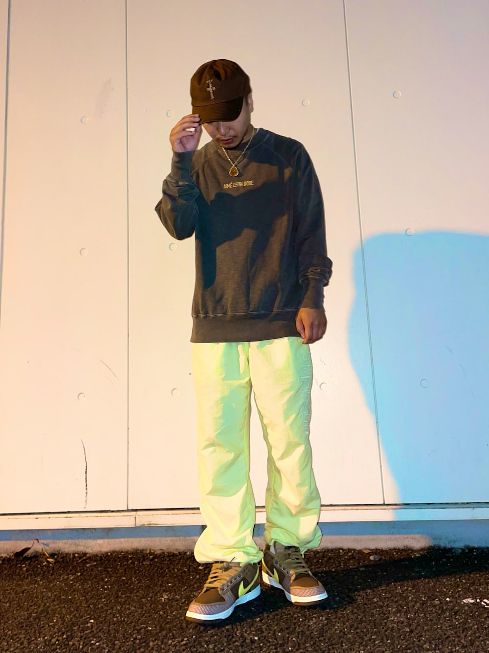 「カジュアルコーデ、秋、おしゃれさんと繋がりたい、大人カジュアル、秋冬コーデ、ストリートMIX、リラックススタイル、秋コーデ、AIME LEON DORE、travisscott、supreme、nikedunk、nike dunk」｜「Supreme のアイテム（パンツ、イエロー系）」を使った、ともさん（メンズ・168cm）の秋コーディネートの1枚目の写真