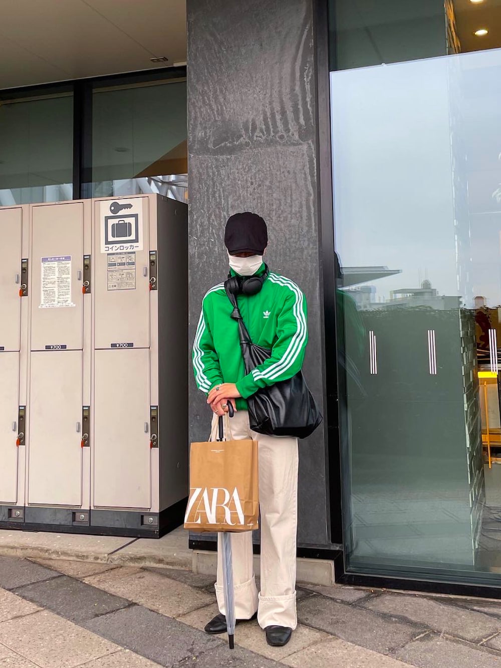 「ZARA、トラックジャケット、グリーン、緑コーデ、ロールアップ、ファッションの力を信じよう、ハンチング、ショルダーバッグ、ohotoro、スポックシューズ」｜「adidas Originalsのアイテム（その他アウター、グリーン系）」を使った、kopeさん（メンズ・169cm）の秋コーディネートの1枚目の写真