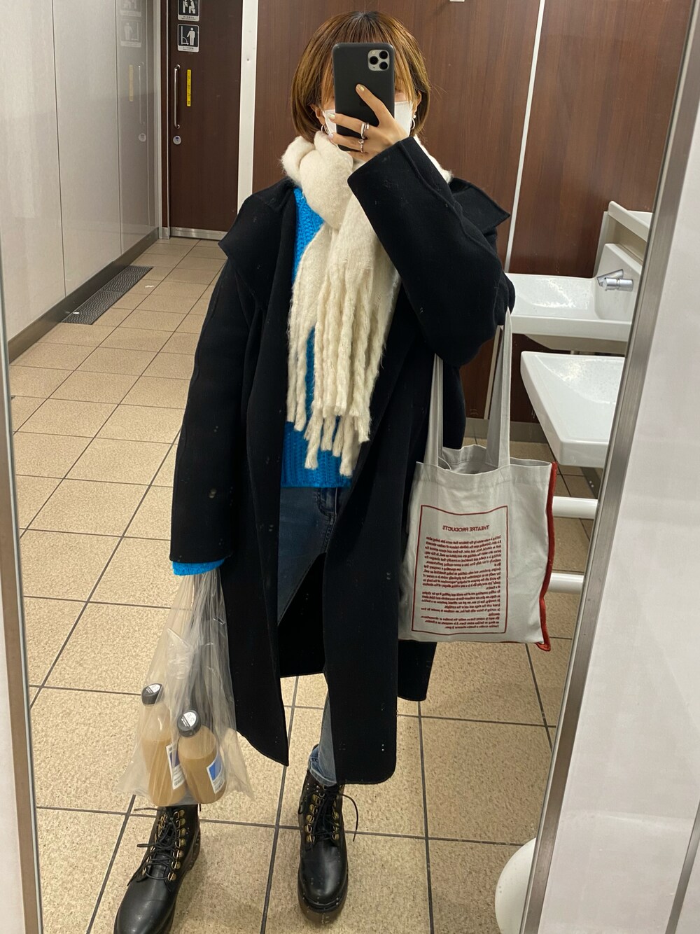「休日スタイル、ラクチンコーデ、デニムパンツ、デニム、カジュアルコーデ、カラーニット、低身長、あったかコーデ、マフラー、ナノユニバース(nano･universe)、シアタープロダクツ(THEATRE PRODUCTS)、GRL、grlコーデ、ショートブーツ、ブルー」｜「THEATRE PRODUCTSのアイテム（トートバッグ、ブルー系）」を使った、onakasuiteruyoさん（レディース・152cm）の冬コーディネートの1枚目の写真