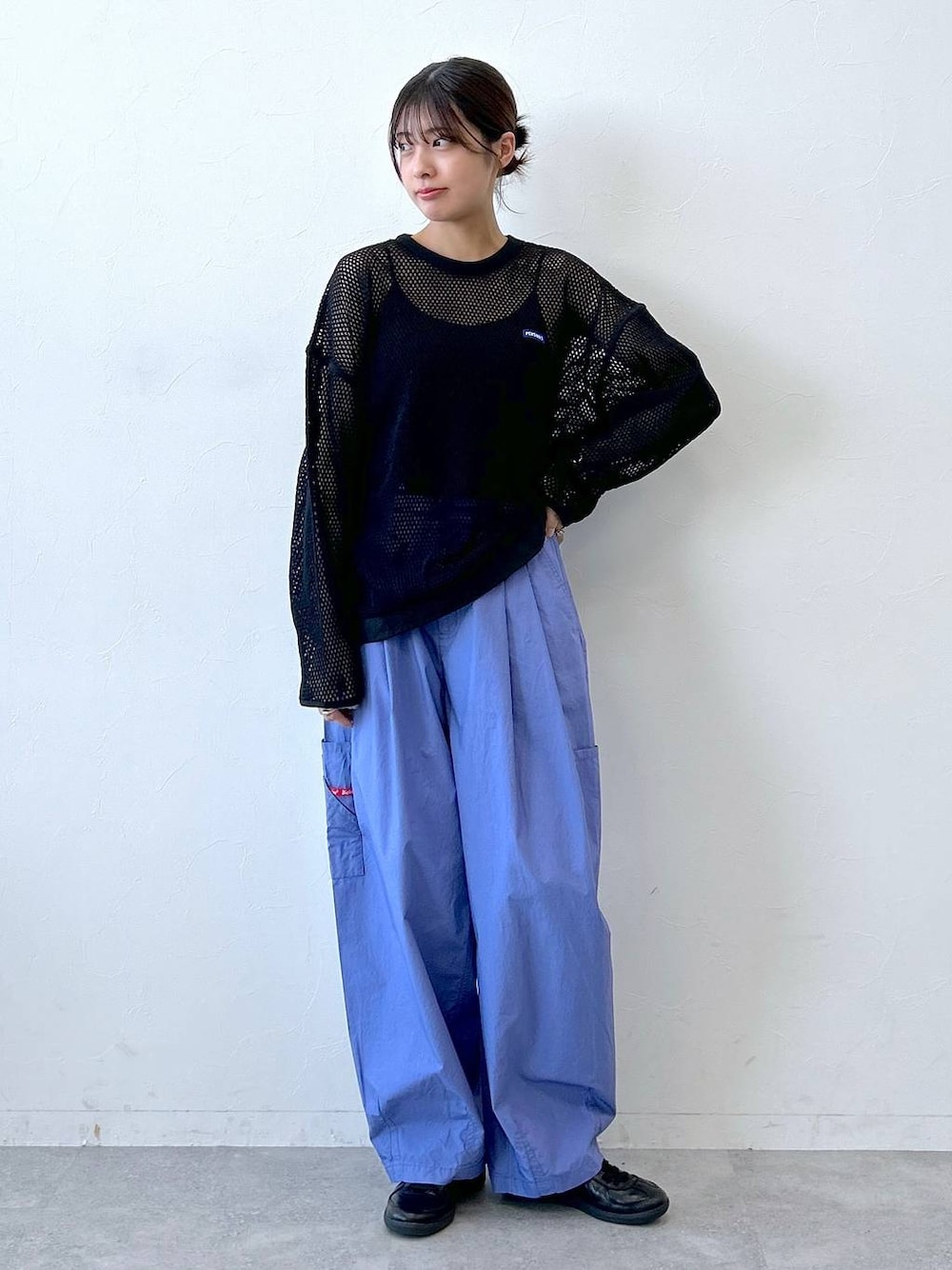 「PERSON'Sの【PERSON’S/パーソンズ】メッシュ/ブランドロゴルーズクルーネネックロンT（Tシャツ/カットソー、ブラック系）」を使った、やながわこころさん（レディース・167cm）の春コーディネートの1枚目の写真