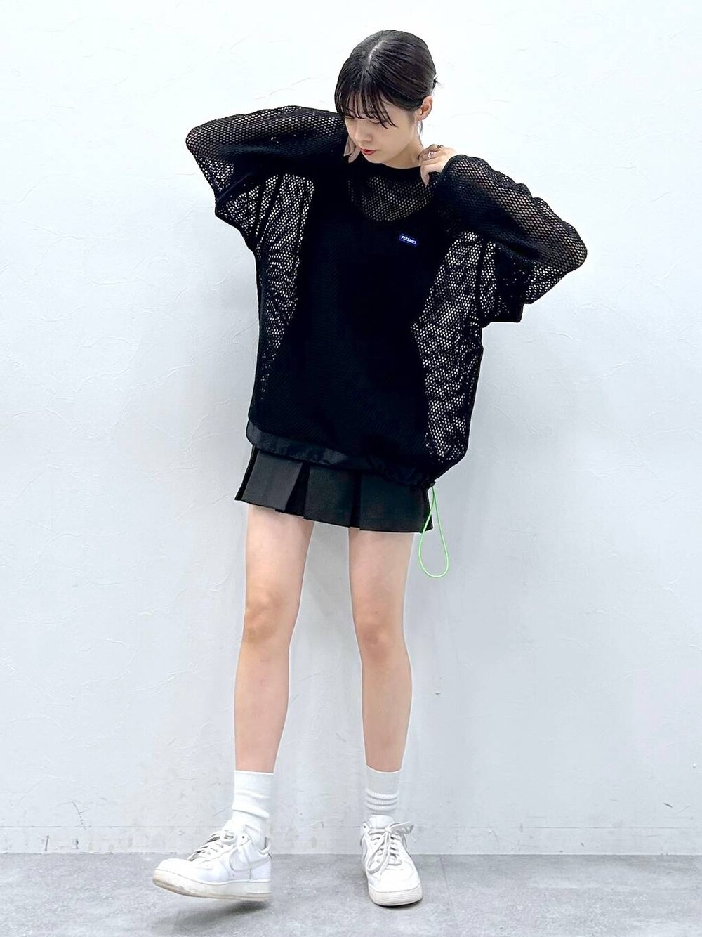 「PERSON'Sの【PERSON’S/パーソンズ】メッシュ/ブランドロゴルーズクルーネネックロンT（Tシャツ/カットソー、ブラック系）」を使った、やながわこころさん（レディース・167cm）の冬コーディネートの1枚目の写真