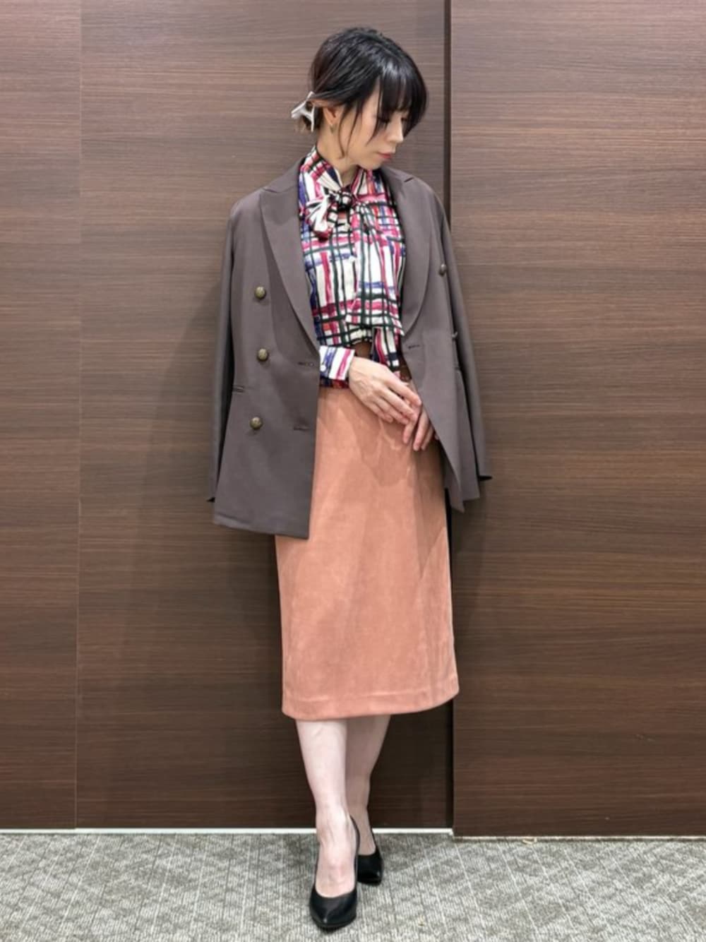 ピンク系のシャツ/ブラウス、ブラウン系のテーラードジャケットを着用したレディースの秋コーディネートの1枚目の写真