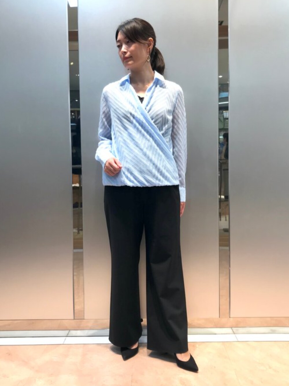 ブラック系のその他パンツ、ブルー系のシャツ/ブラウスを着用したレディースの秋コーディネートの1枚目の写真