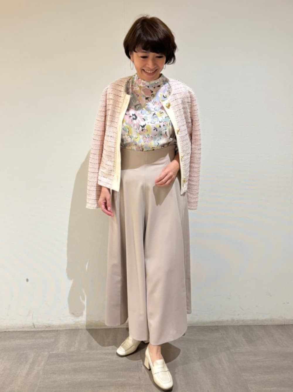 ピンク系のノーカラージャケット、ブラウン系のその他パンツ、ピンク系のシャツ/ブラウスを着用したレディースの秋コーディネートの1枚目の写真