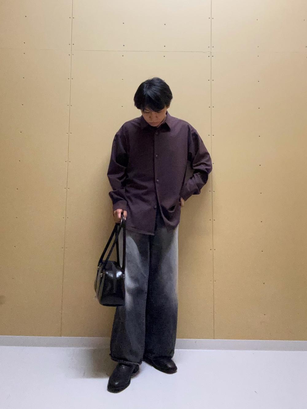 ブラウン系のシャツ/ブラウス、ブラック系のボストンバッグ、ブラック系のブーツを着用したメンズの秋コーディネートの1枚目の写真