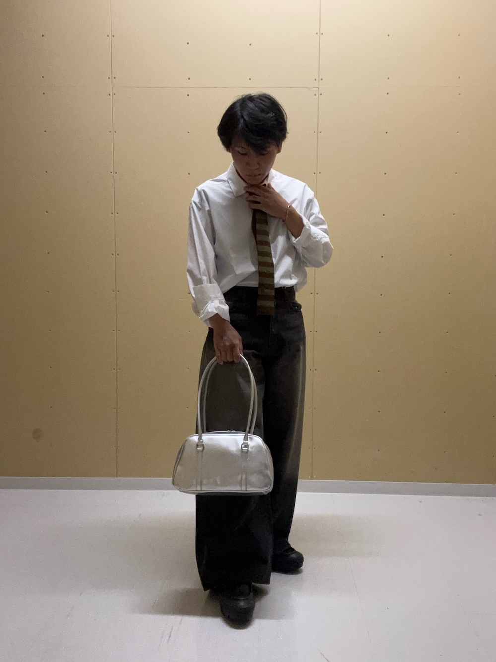 「ネクタイ、シャツスタイル、シャツ、シャツコーデ、ヴィンテージ、ヴィンテージデニム、レザー、レザーバッグ、デニム、デニムパンツ、ワイドパンツ、ワイドデニム、ローファー」｜「SENSE OF PLACE by URBAN RESEARCHの『ユニセックス』ヴィンテージライクデニムワイドパンツ（デニムパンツ、ブラック系）」を使った、tetuさん（メンズ・164cm）の秋コーディネートの1枚目の写真