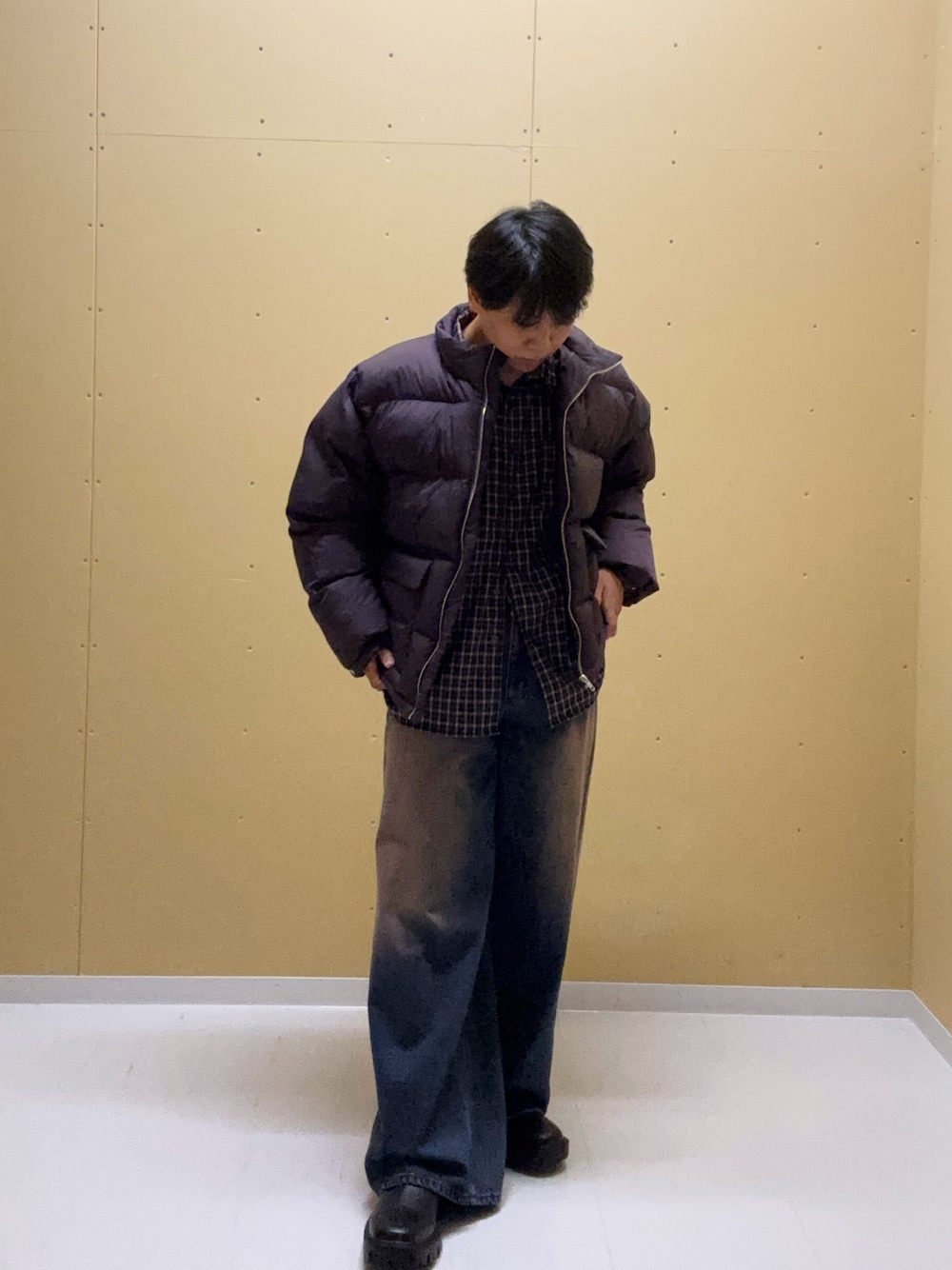 パープル系のブルゾン、ブルー系のシャツ/ブラウス、ブルー系のデニムパンツを着用したメンズの秋コーディネートの1枚目の写真