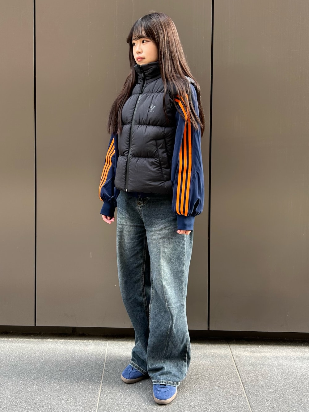 「スニーカー、ダウンベスト、adidas、アディダス、ベロア、adidas originals、アディダスオリジナルス、70s、ベルン、トラックトップ」｜「adidasのベルン / Bern（シューズ、ブルー系）」を使った、TSさん（レディース・150cm）の秋コーディネートの1枚目の写真