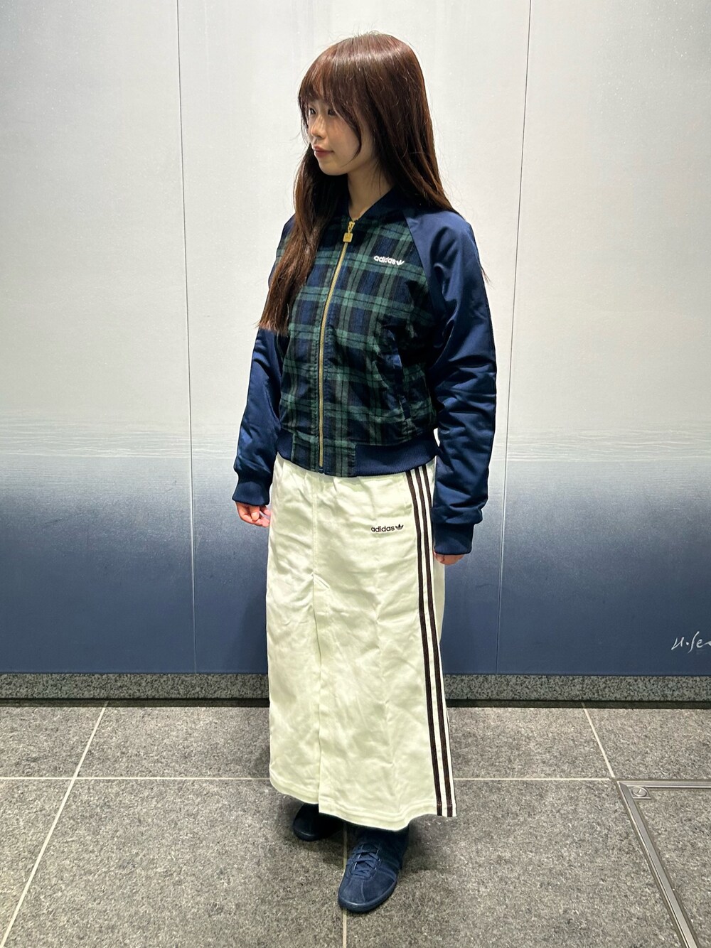 「スニーカー、ジャケット、スカート、adidas、アディダス、タータンチェック、adidas originals、タバコ、アディダスオリジナルス、ツイルスカート」｜「adidasのコットンツイル ミディスカート（スカート、ホワイト系）」を使った、TSさん（レディース・150cm）の秋コーディネートの1枚目の写真