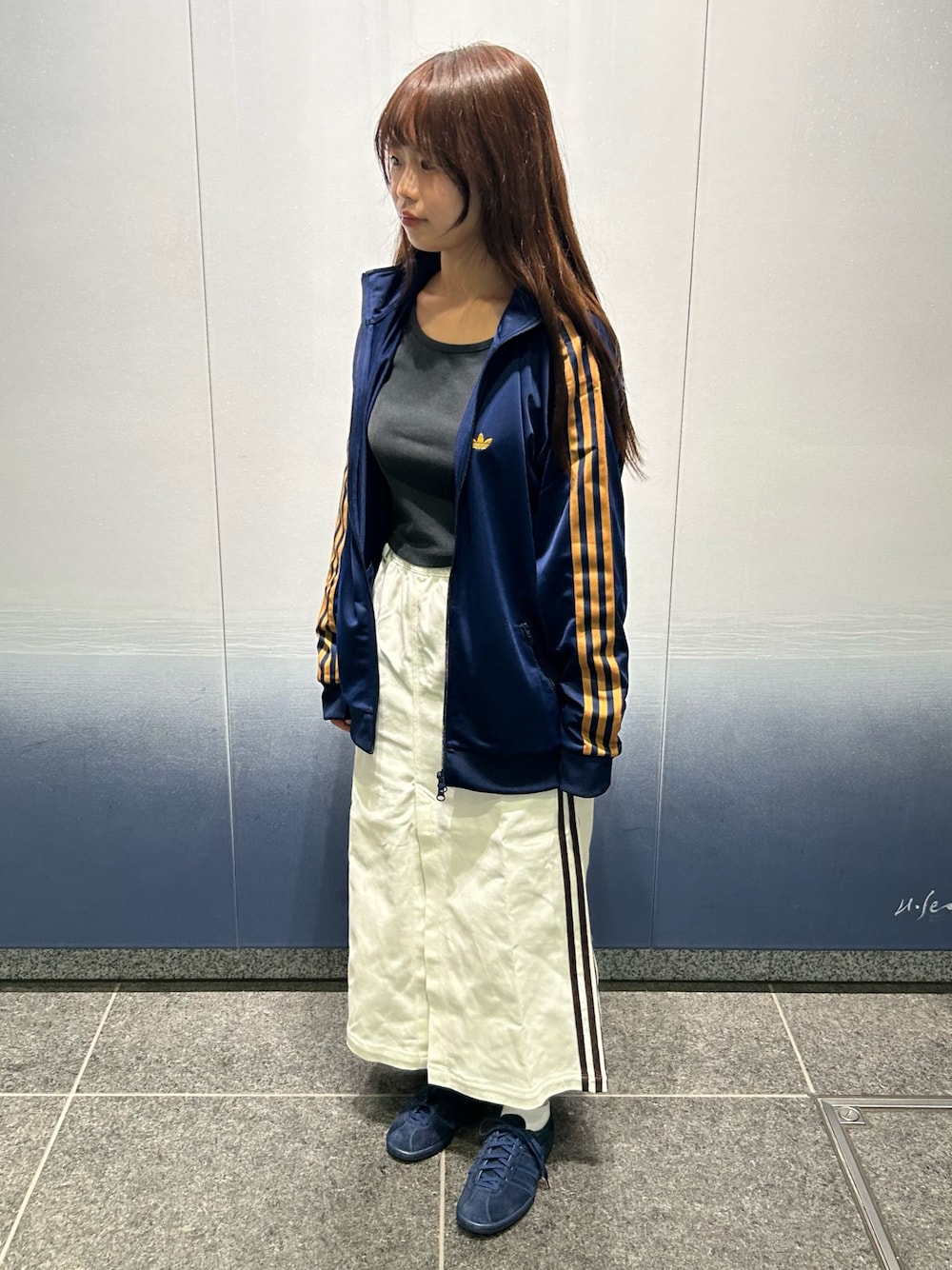 「スニーカー、adidas、ジャージ、アディダス、adidas originals、タバコ、トラックジャケット、アディダスオリジナルス、ベッケンバウアー、ツイルスカート」｜「adidasのコットンツイル ミディスカート（スカート、ホワイト系）」を使った、TSさん（レディース・150cm）の秋コーディネートの1枚目の写真