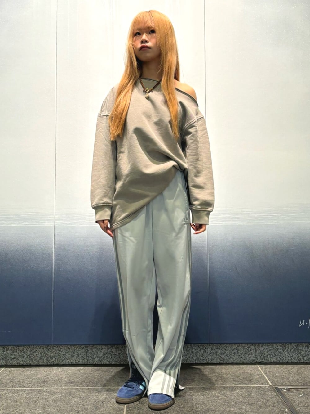 adidas（アディダス）の「ウォッシュ オフショルダースウェット