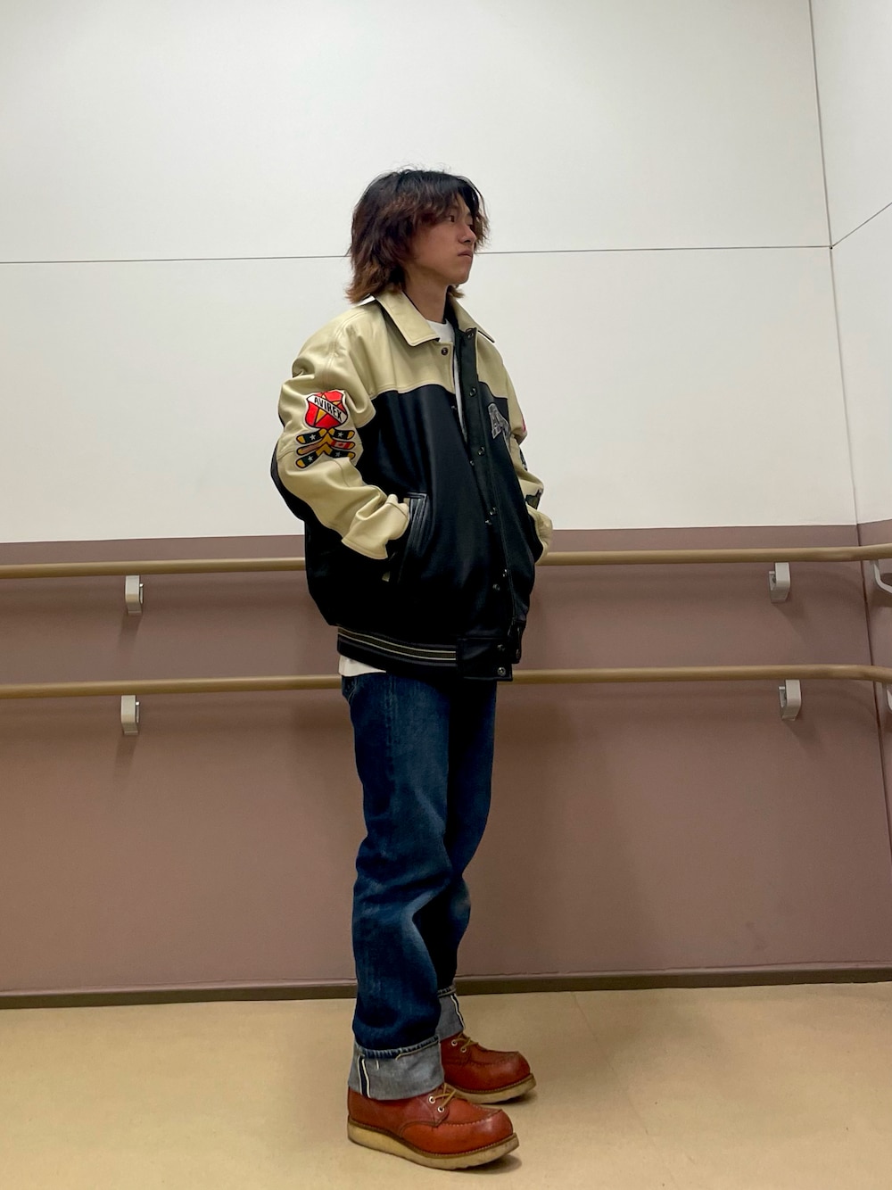 ブラック系のスタジャンを着用したメンズの夏コーディネートの1枚目の写真