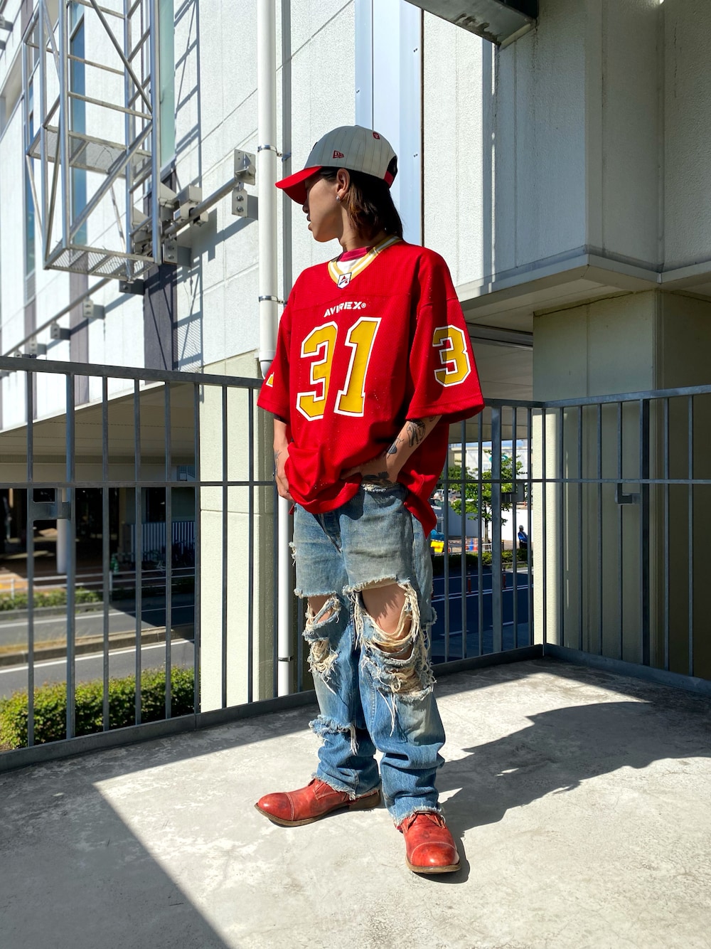 レッド系のTシャツ/カットソー、レッド系のTシャツ/カットソーを着用したメンズの春コーディネートの1枚目の写真