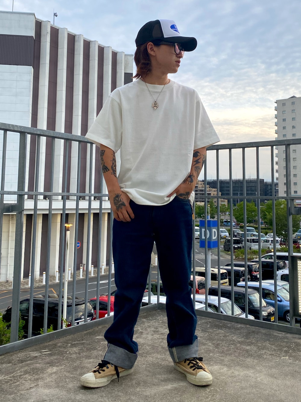 ホワイト系のTシャツ/カットソー、ブラック系のキャップを着用したメンズの夏コーディネートの1枚目の写真