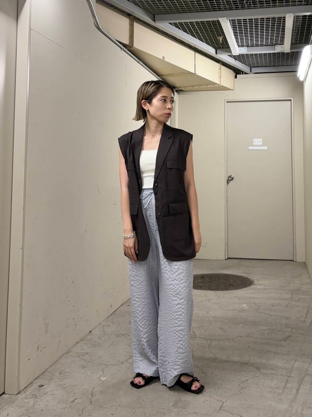 「大人カジュアル、ベスト、パンツ、ベストスタイル、パンツスタイル、休日コーデ、パンツコーデ、骨格ナチュラル」｜「KBFのミリタリーシアーベスト（その他アウター、ブラウン系）」を使った、chihiroさん（レディース・158cm）の春コーディネートの1枚目の写真