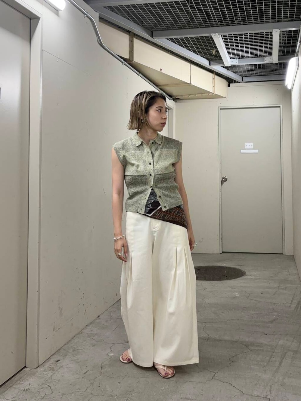 「大人カジュアル、パンツ、パンツスタイル、休日コーデ、パンツコーデ、骨格ナチュラル、イエベ秋、kbfで選ぶ夏」｜「KBFのフラワープリントビッグスカーフ（バンダナ/スカーフ、ブラウン系）」を使った、chihiroさん（レディース・158cm）の夏コーディネートの1枚目の写真