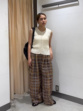 「KBF（ケイビーエフ）のボタンアップRIBニットベスト（ベスト、ホワイト系）」を使った、chihiroさん（レディース・158cm）の夏コーディネート