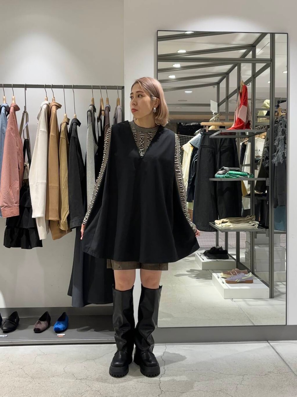 ブラウン系のその他パンツ、ブラック系のニット/セーター、ブラック系のワンピースを着用したレディースの秋コーディネートの1枚目の写真