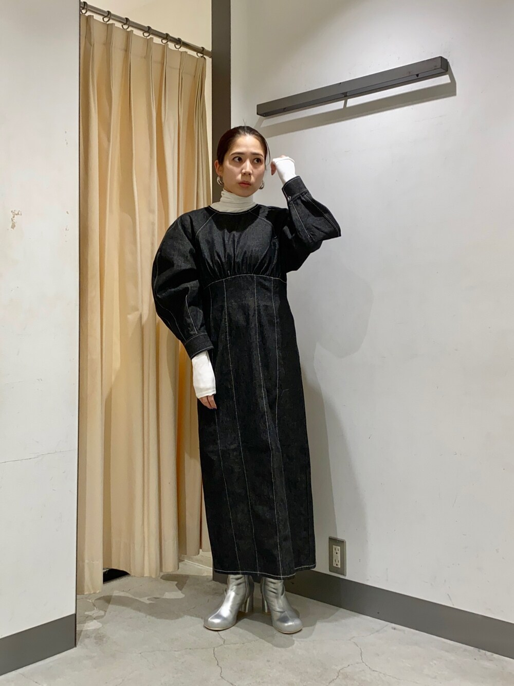 「ブーツ、休日スタイル、大人カジュアル、デニム、ワンピース、デニムワンピース」｜「KBFのボリュームスリーブデニムワンピース（ワンピース、ブラック系）」を使った、chihiroさん（レディース・158cm）の冬コーディネートの1枚目の写真