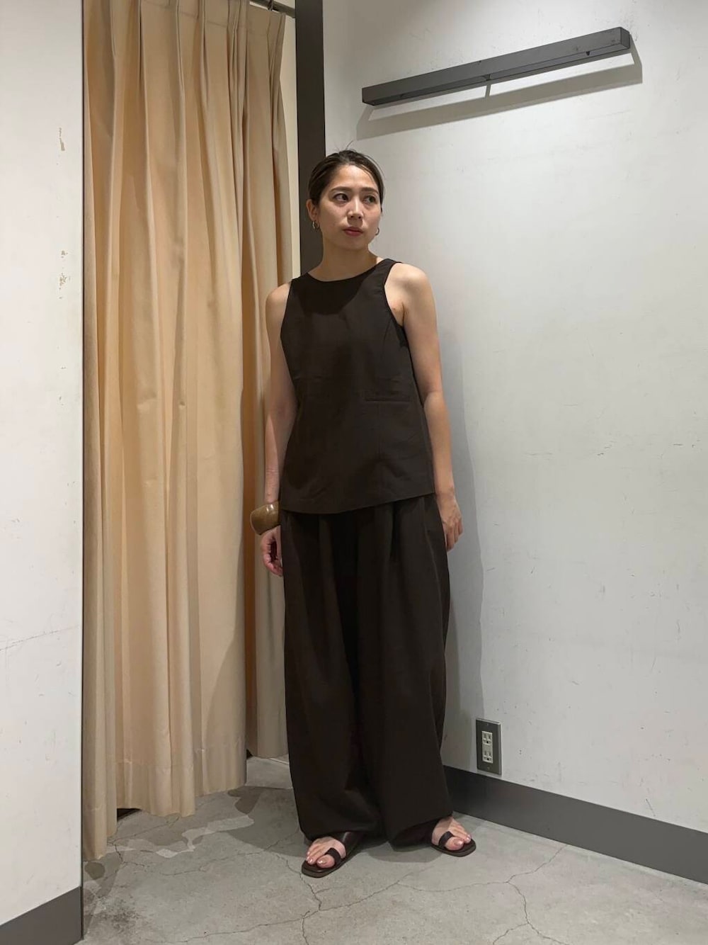 「シンプル、セットアップ、シンプルコーデ、パンツ、パンツスタイル、休日コーデ、骨格ナチュラル、綺麗め大人スタイル」｜「KBFのバックオープンベストセットアップ（セットアップ、ブラウン系）」を使った、chihiroさん（レディース・158cm）の春コーディネートの1枚目の写真