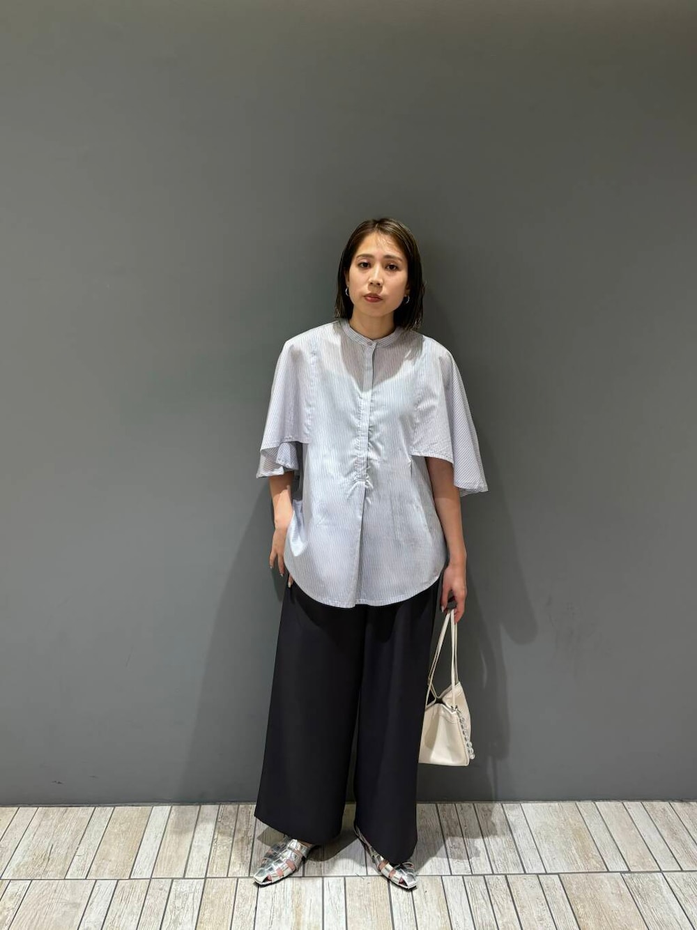 「シンプル、シンプルコーデ、おでかけ、パンツ、春コーデ、休日コーデ、パンツコーデ、ブラウスコーデ、綺麗めスタイル、骨格ナチュラル、綺麗め大人スタイル」｜「KBFのクリアボールチャーム（キーホルダー、その他）」を使った、chihiroさん（レディース・158cm）の春コーディネートの1枚目の写真